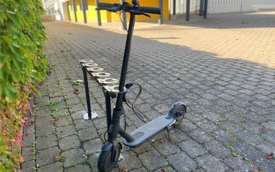 Förderverein der Berufsschule Weißenburg ermöglicht E-Scooter-Ständer