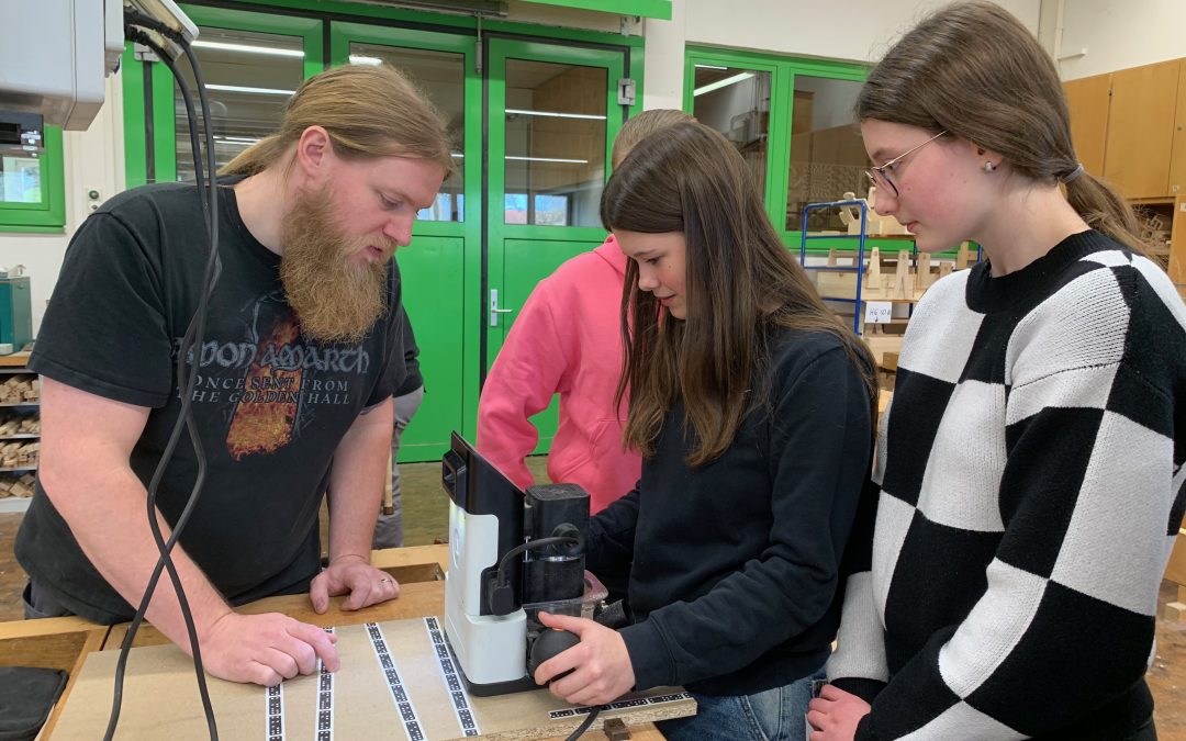 Schüler des Simon-Marius-Gymnasiums erkunden Handwerksberufe bei Besuch der Berufsschule Gunzenhausen