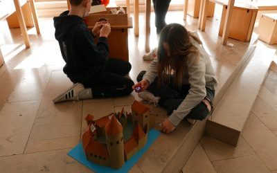 7. Klassen bauen mittelalterliche Burgen nach
